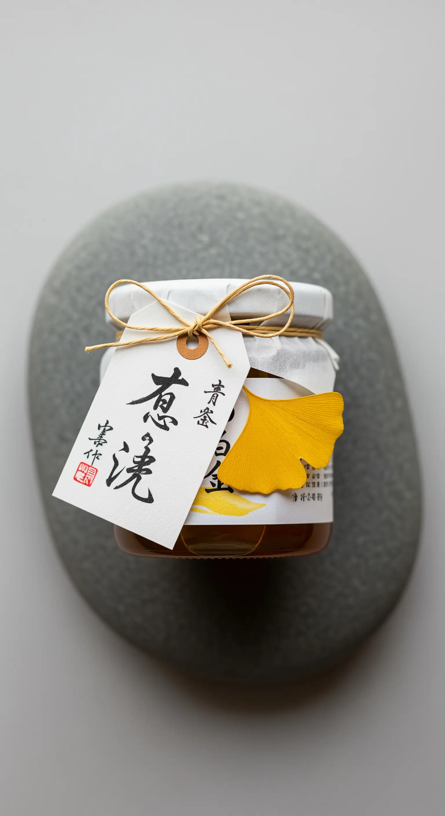 Bomboniera di miele in stile giapponese con carta washi, calligrafia e una foglia di ginkgo.