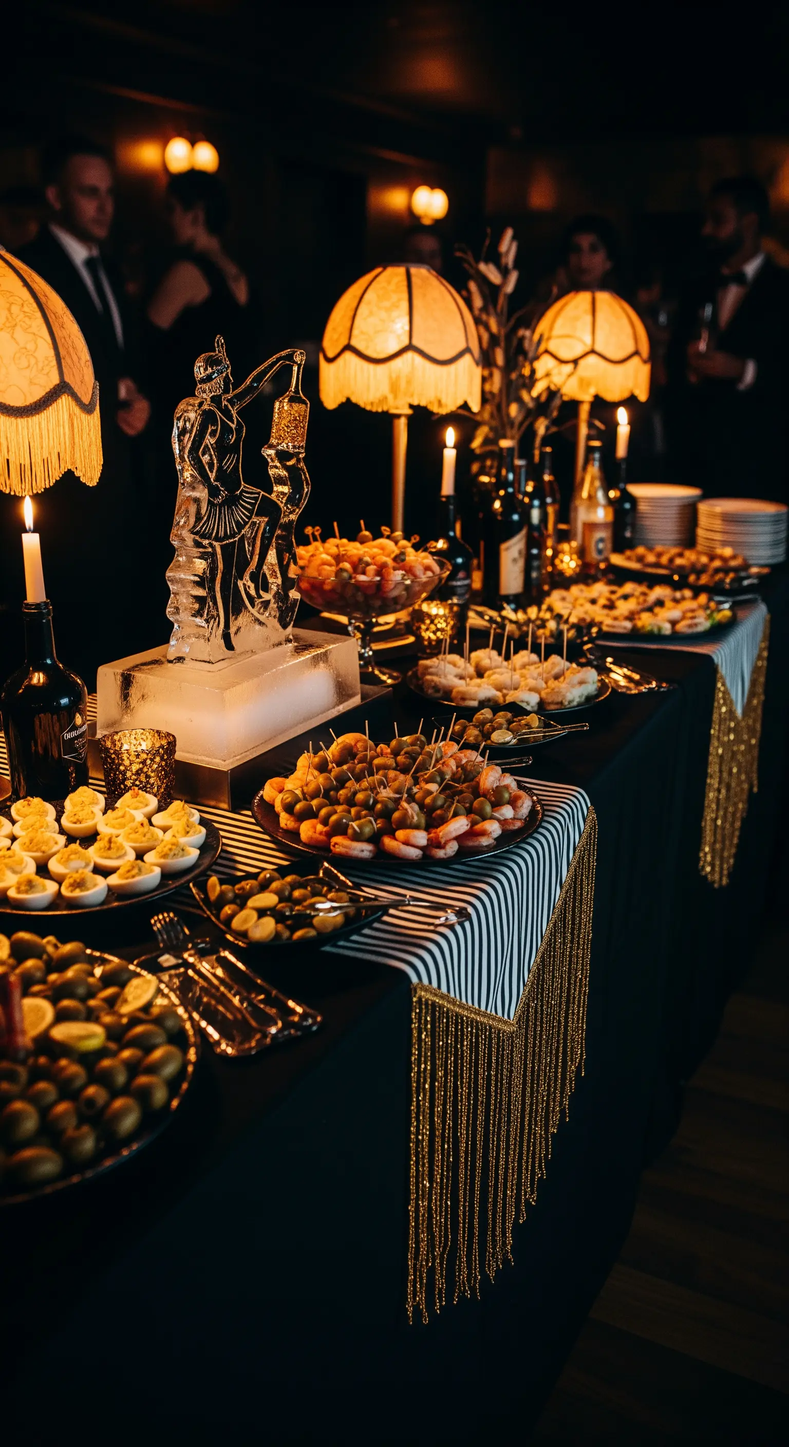 Buffet in stile anni '20 con runner a righe, frange dorate e lampade vintage.