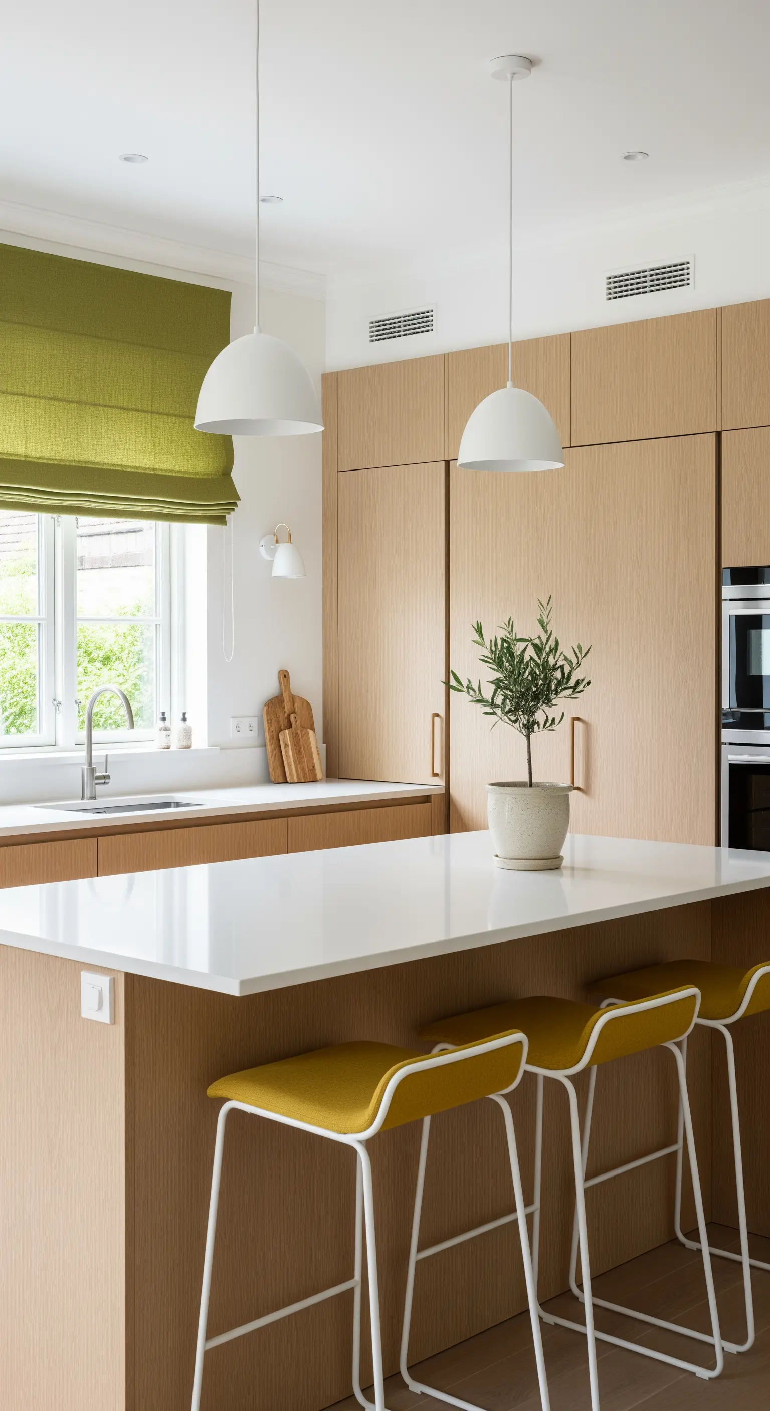Cucina in legno chiaro con sgabelli senape e una tenda a pacchetto verde oliva.