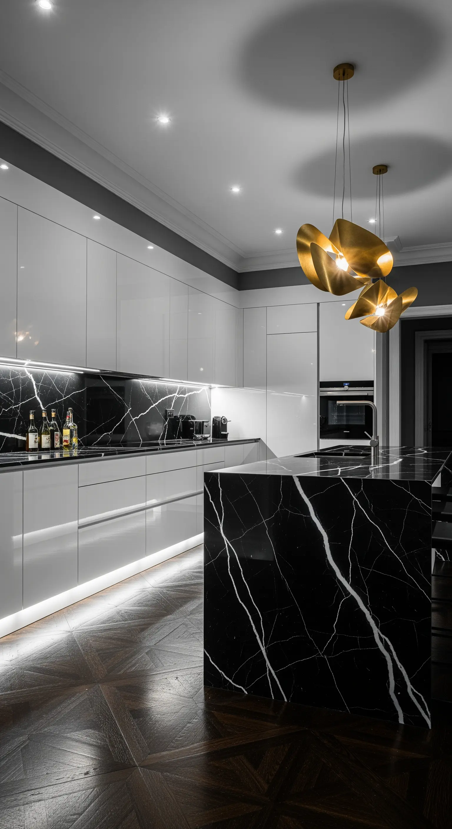 Cucina ultra moderna con mobili bianchi lucidi e un'isola scenografica in marmo nero Marquina.