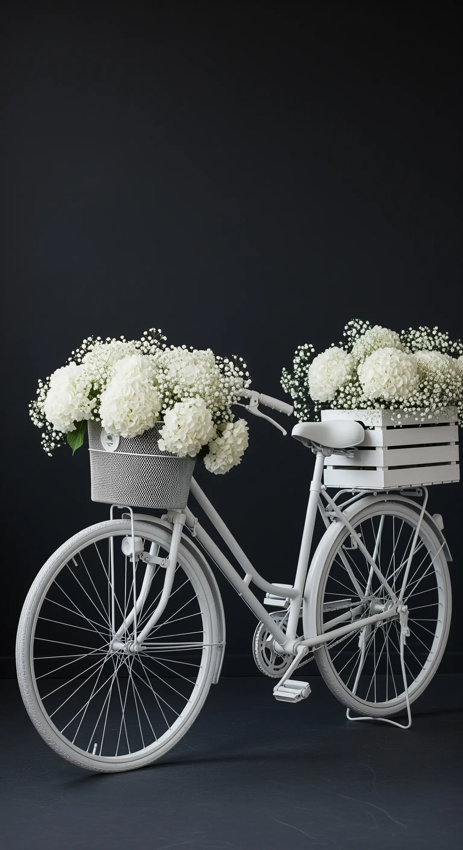 Bicicletta completamente bianca con fiori bianchi, posizionata contro uno sfondo nero.
