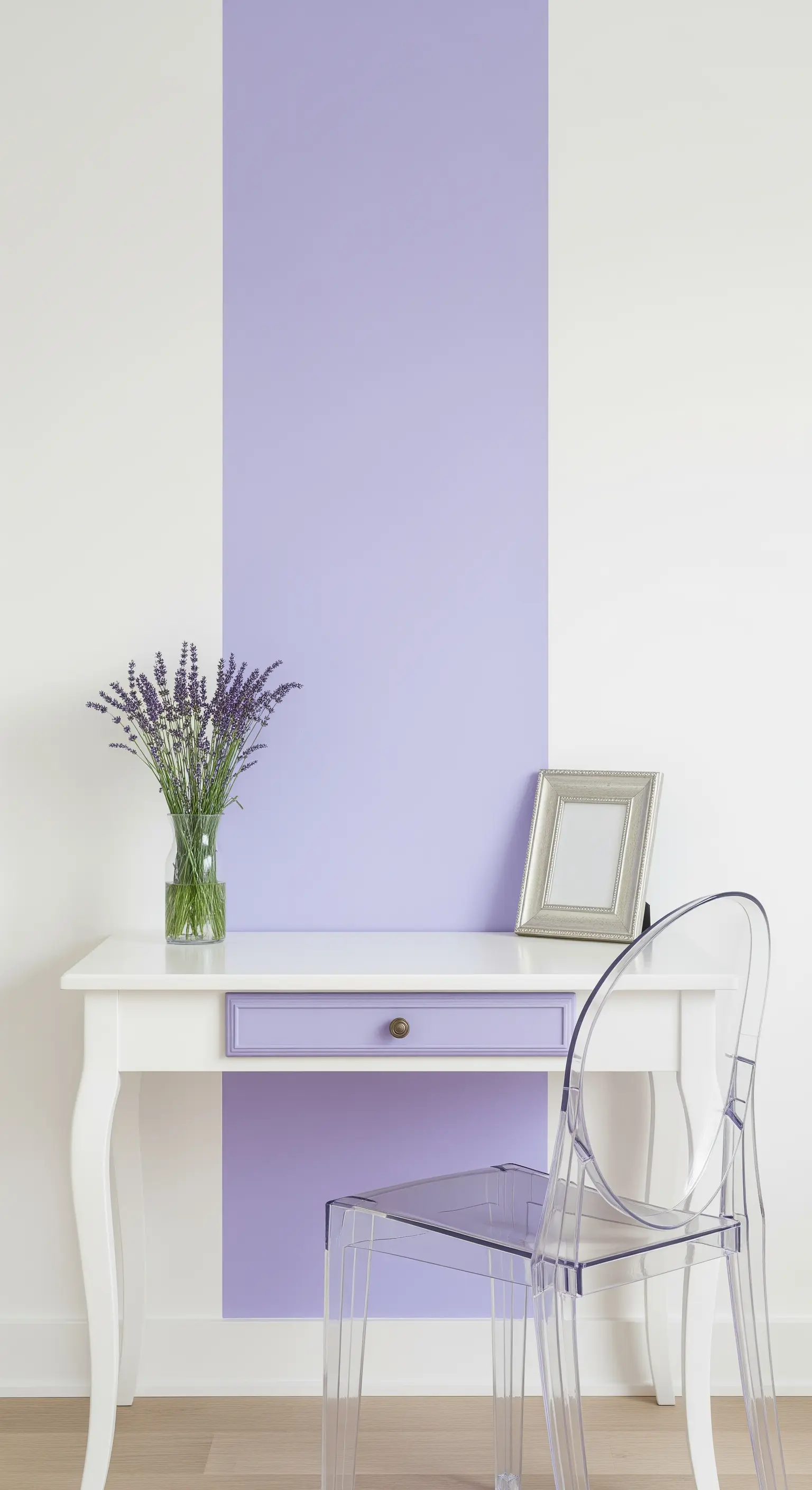 Consolle bianca con una striscia verticale color lavanda dipinta dietro, dal soffitto al pavimento.