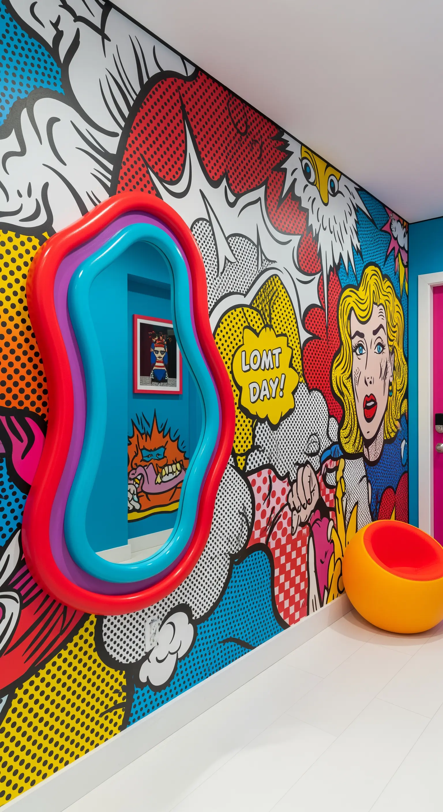 Corridoio Pop Art con murale a fumetti e specchio colorato dalla forma irregolare.