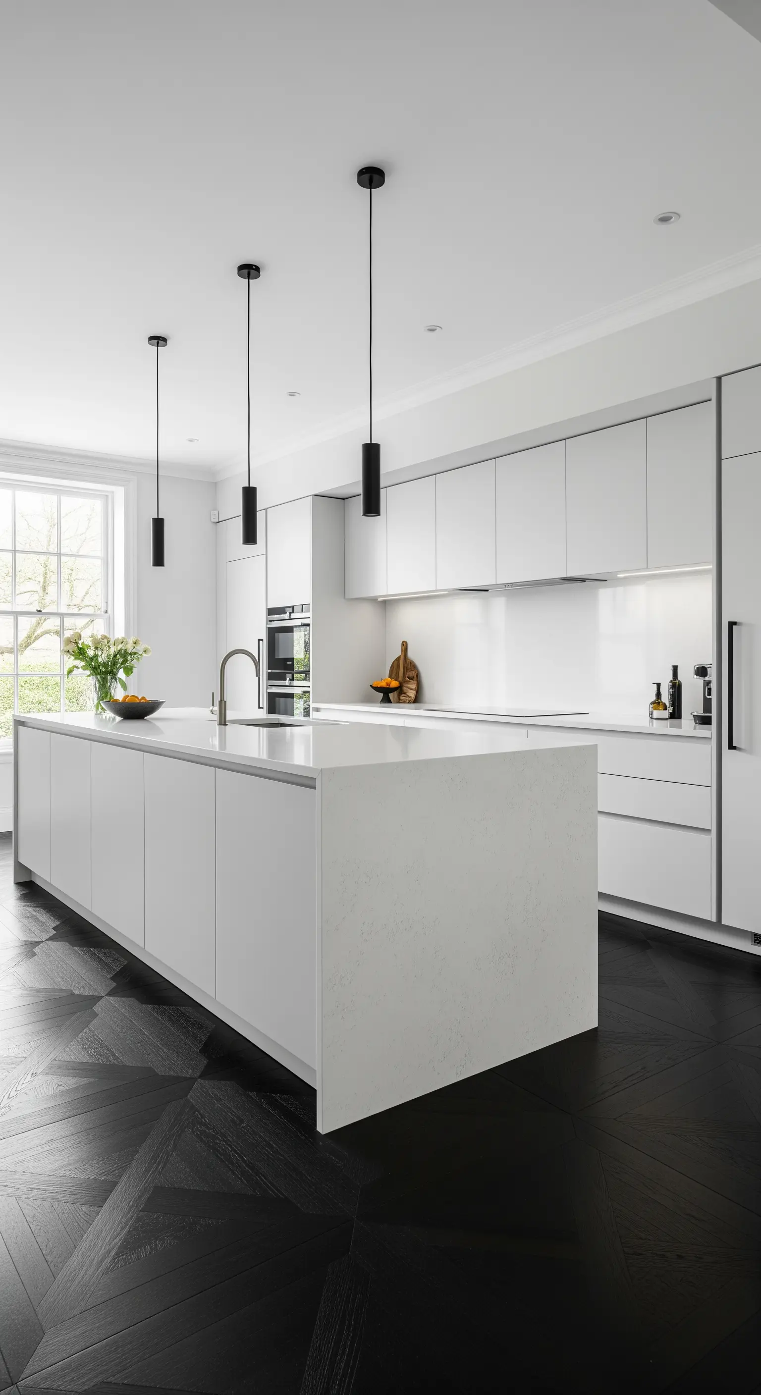 Cucina minimalista con mobili bianchi e un parquet nero posato con motivo geometrico.