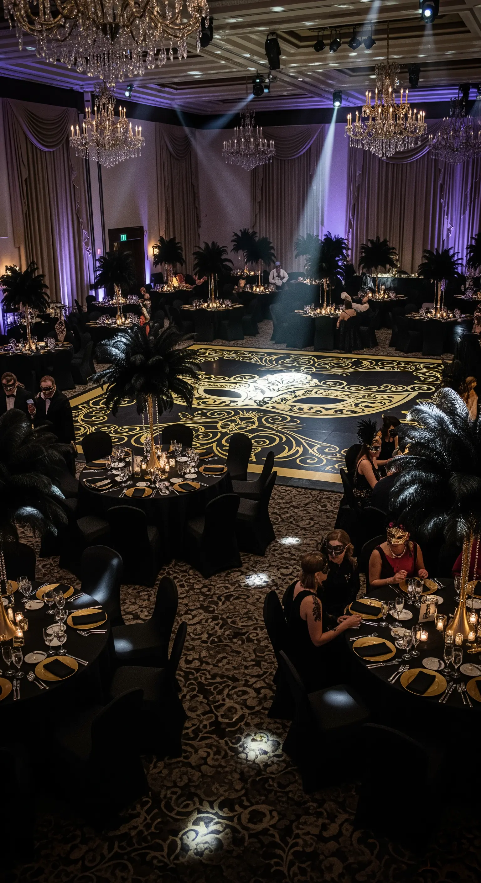 Sala da ballo allestita per una festa in maschera, con lampadari e pista da ballo decorata.