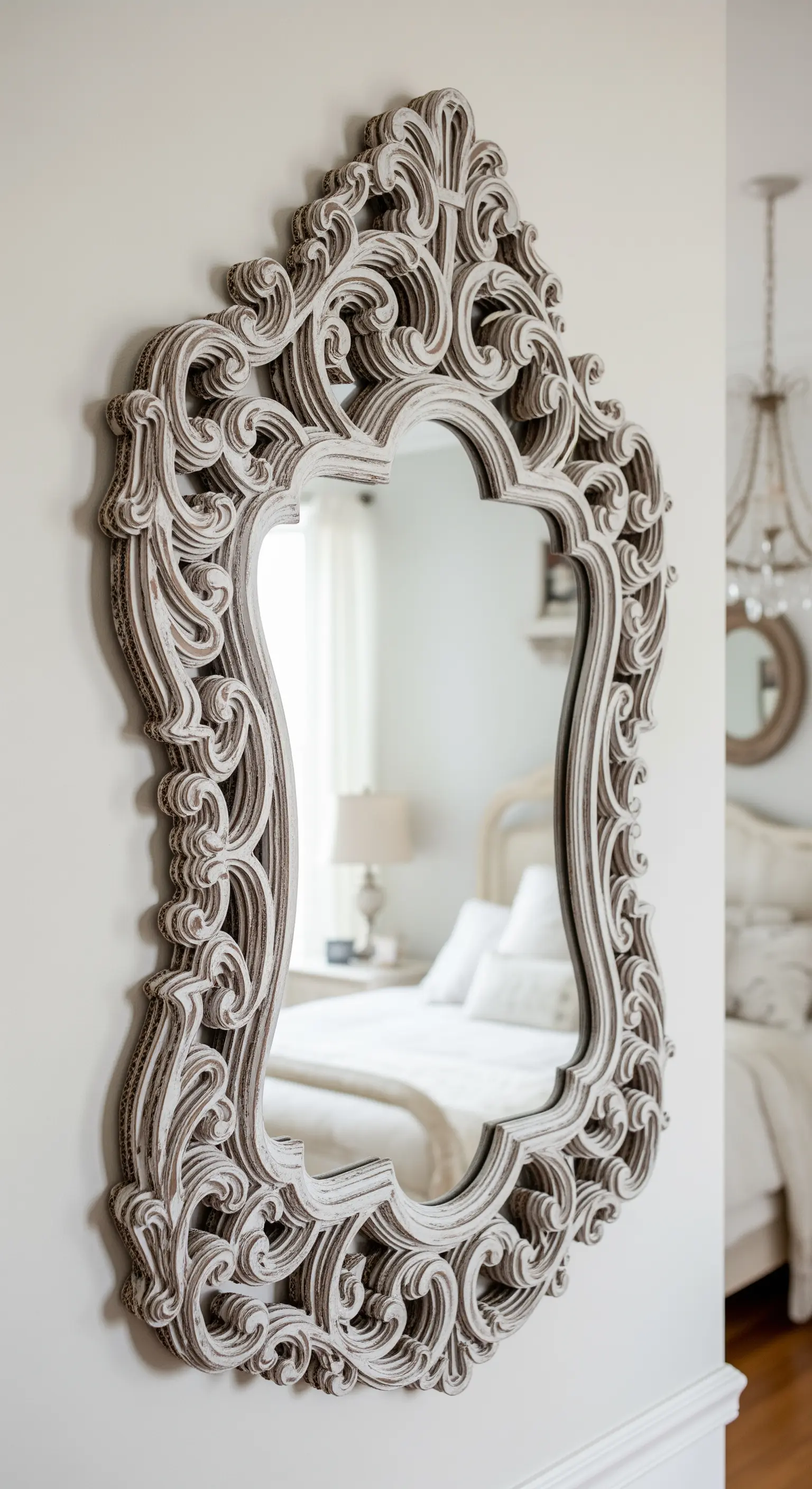 Specchio con una complessa cornice in stile barocco realizzata con strati di cartone ondulato.