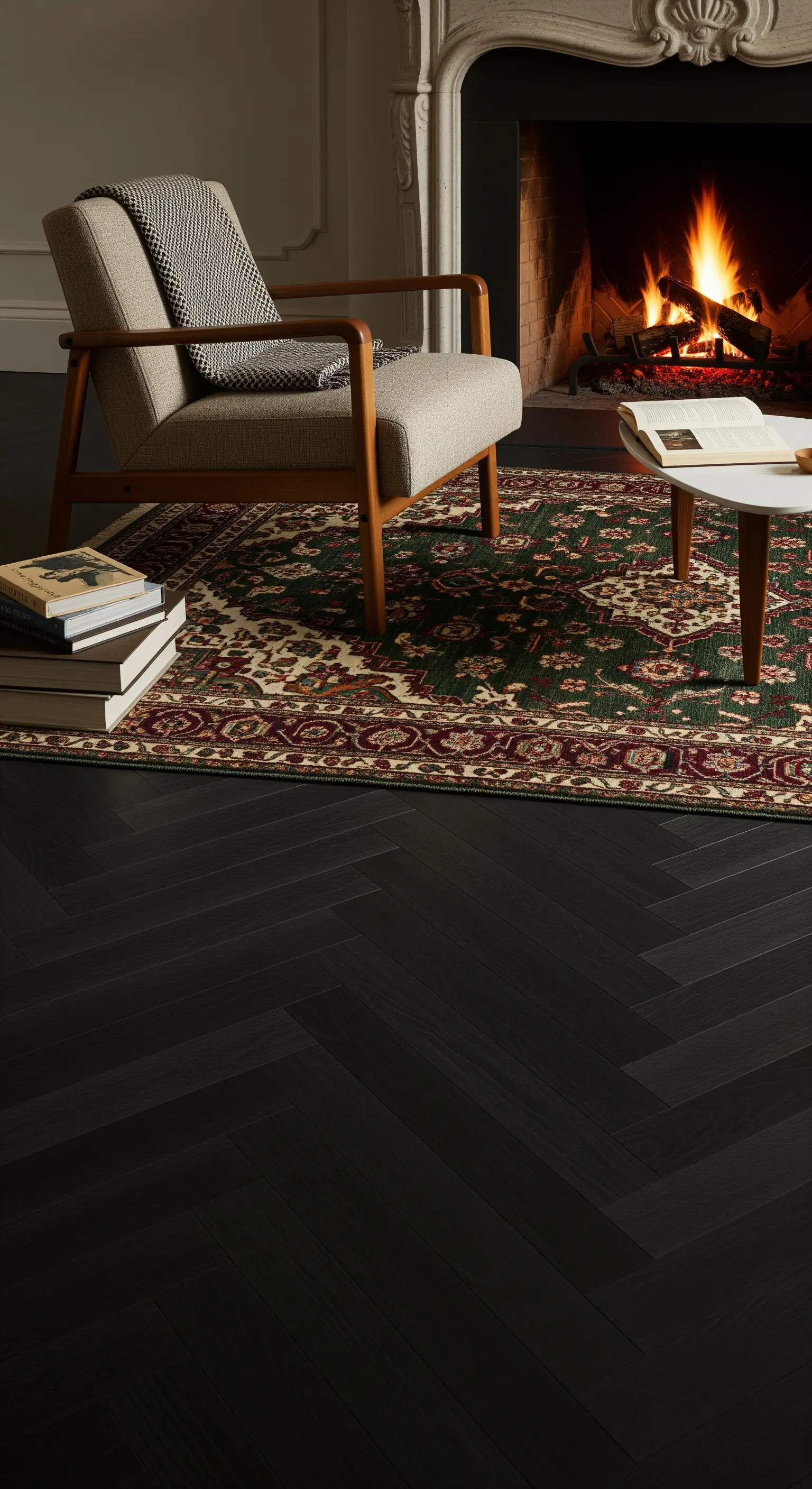 Poltrona di design Mid-Century accanto a un camino acceso, su parquet nero e tappeto persiano.