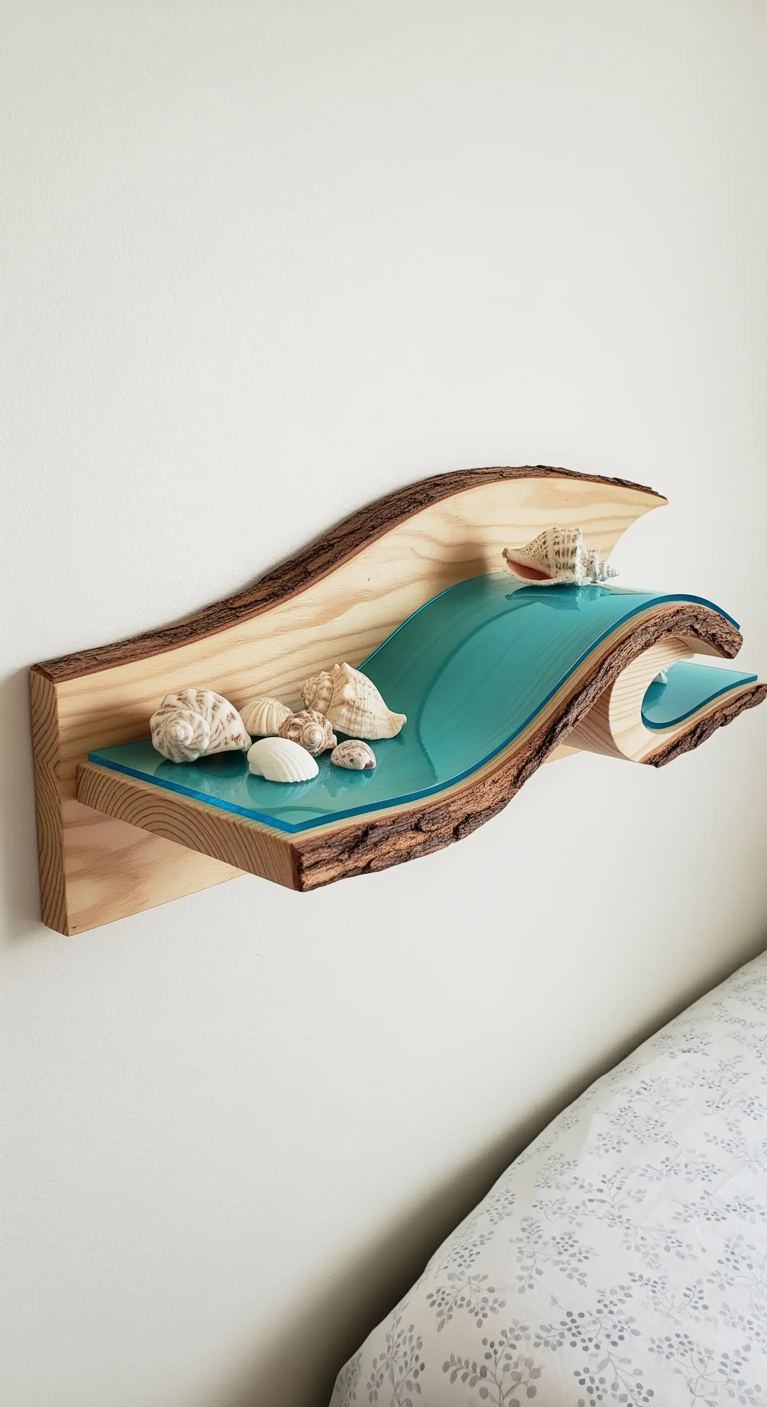 Mensola a forma di onda con legno a vista e un ripiano in acrilico azzurro.