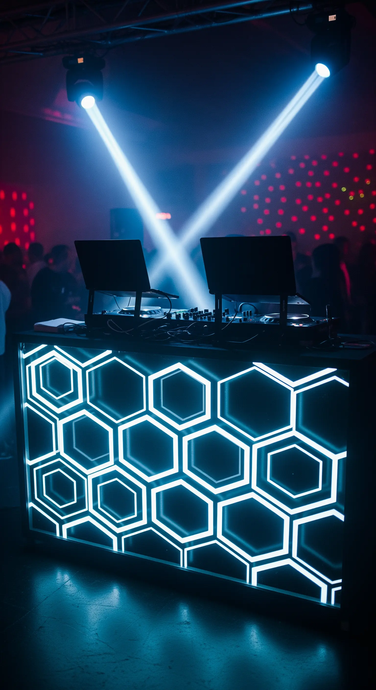 Postazione DJ con pannello frontale a esagoni luminosi a LED.