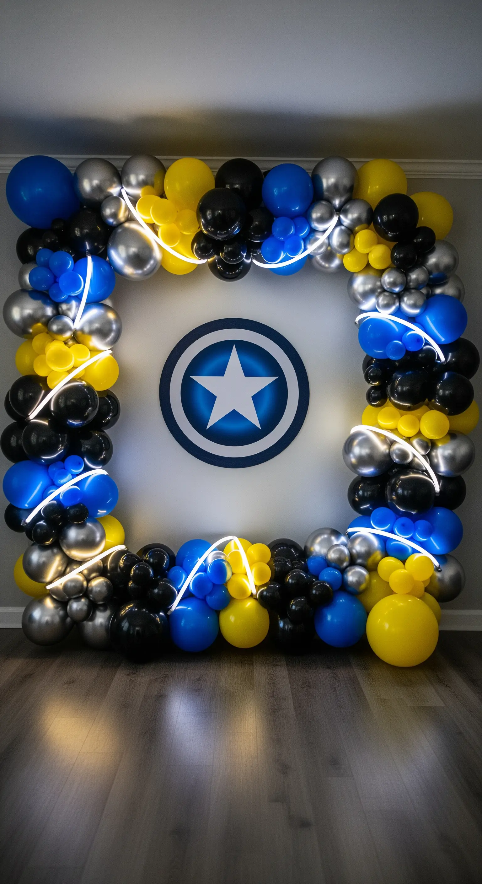 Cornice per foto fatta di palloncini e luci al neon, con scudo di Captain America.