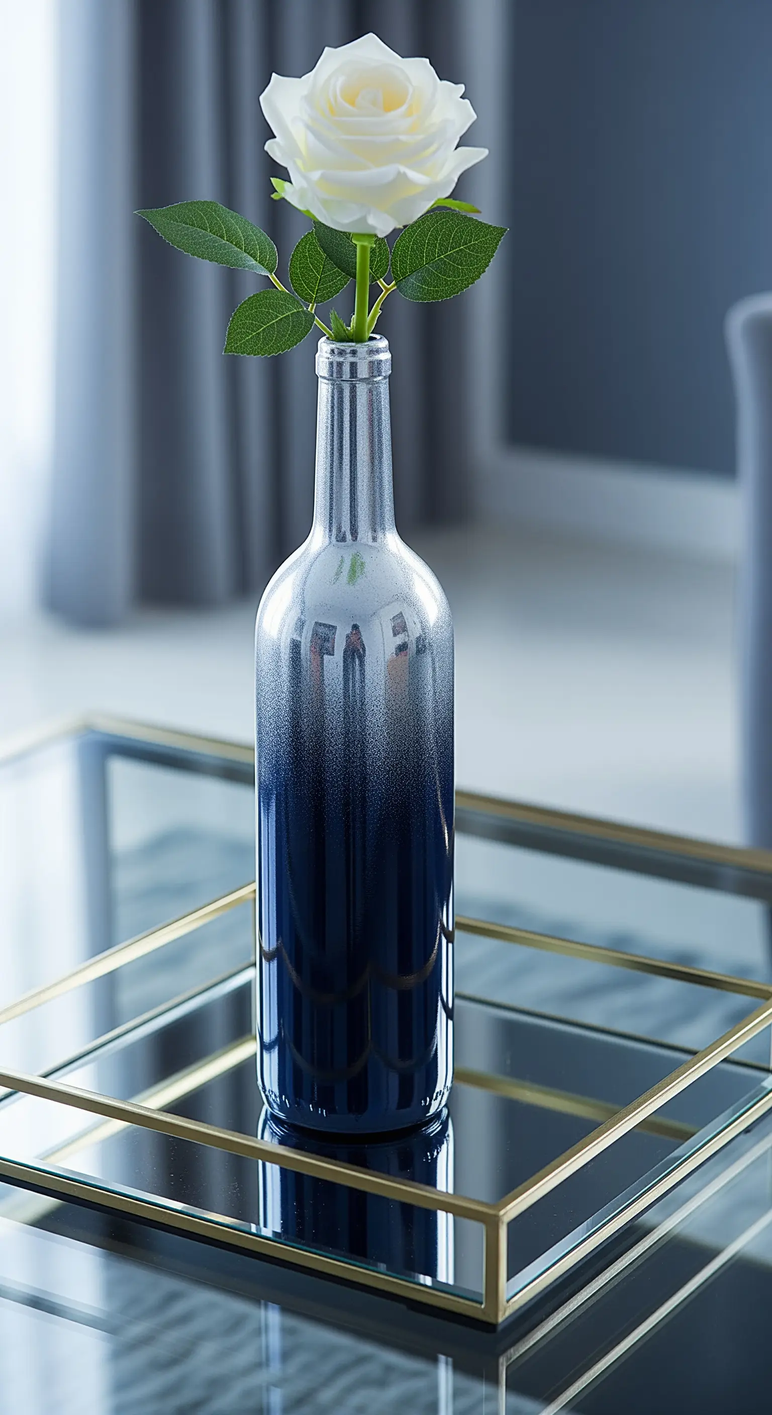 Bottiglia di vino con verniciatura sfumata da argento a blu scuro, posata su un tavolino.