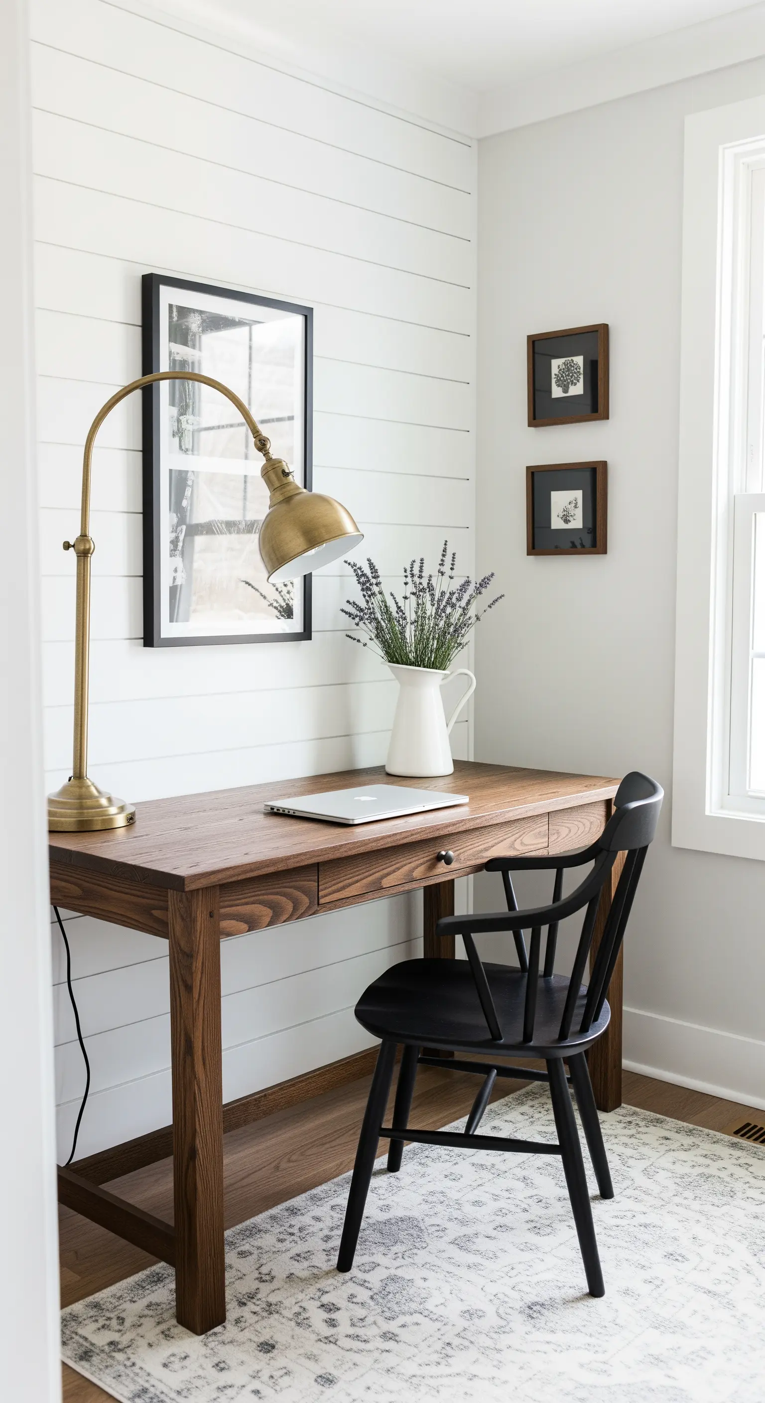 Ufficio in stile farmhouse con parete shiplap e scrivania in legno scuro.