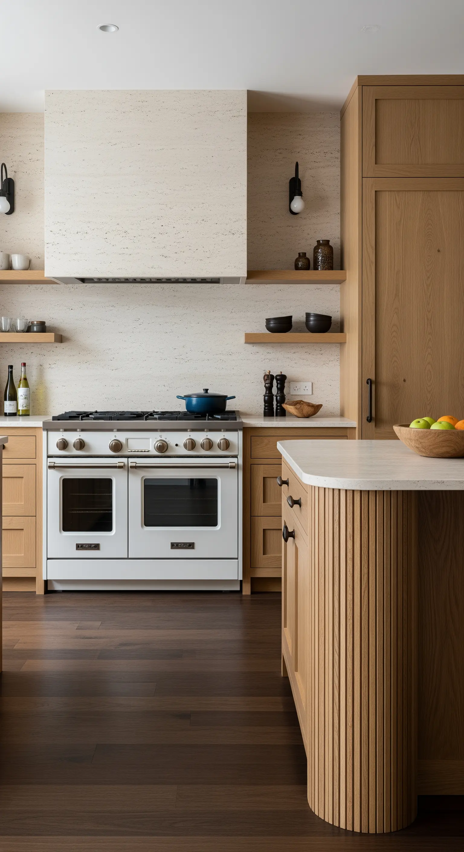 Cucina in stile Japandi con mobili in legno, cappa in travertino e isola a listelli.