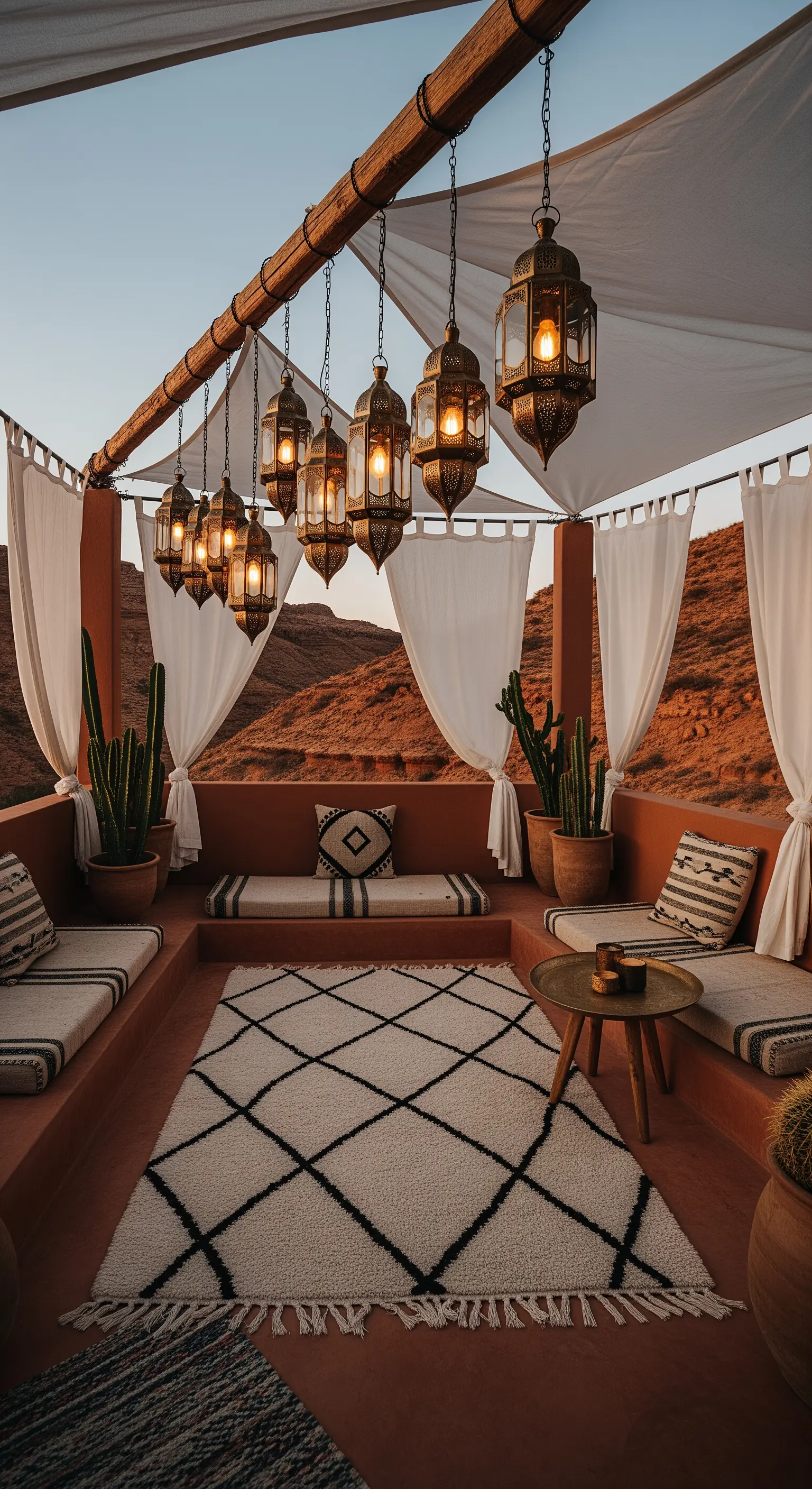 Patio in stile marocchino con lanterne pendenti, sedute in muratura e tappeto berbero.