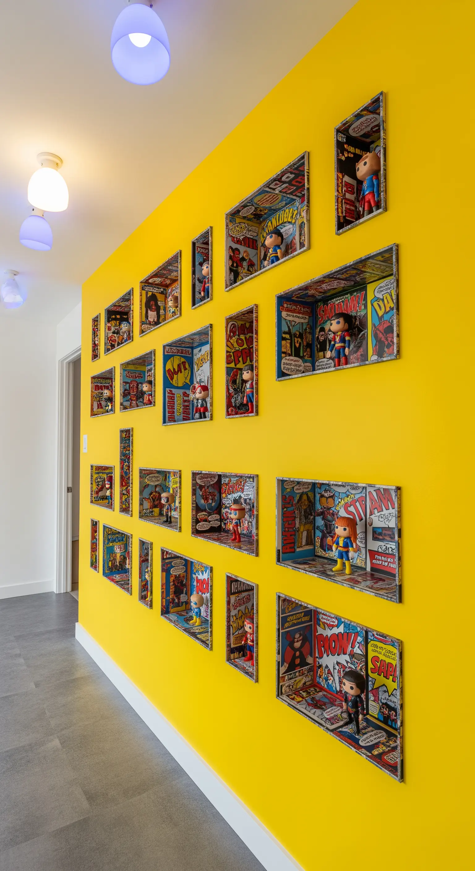 Parete gialla decorata con bacheche 3D realizzate con fumetti riciclati per esporre action figures.