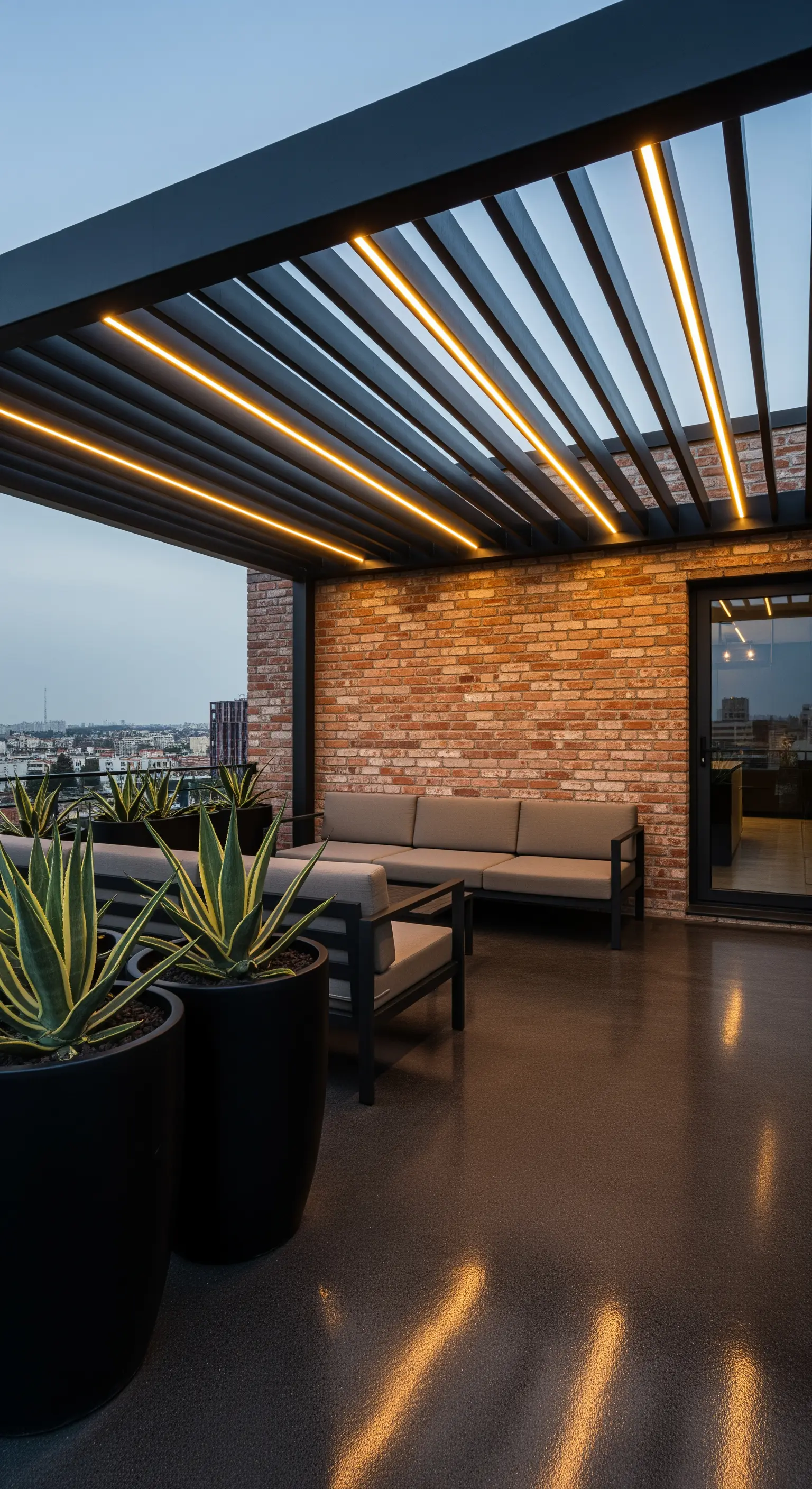 Terrazza con pergola moderna nera, illuminazione a LED integrata e parete in mattoni a vista.