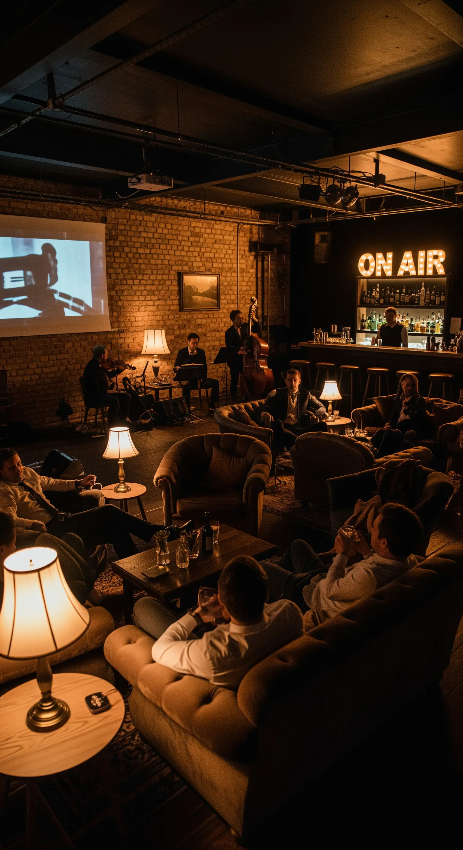 Ambiente intimo in stile jazz club con poltrone, mattoni a vista e una band dal vivo