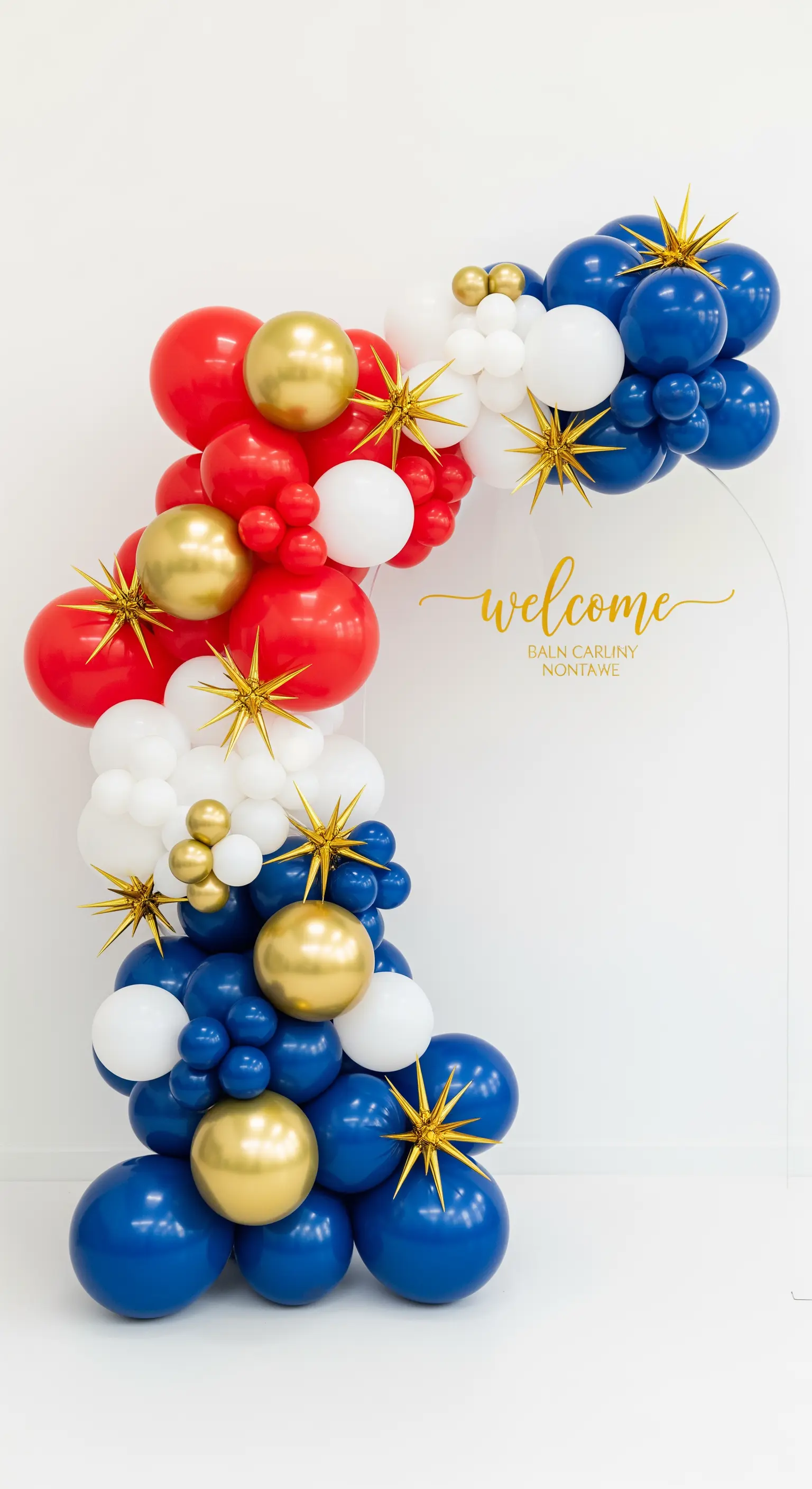 Arco di palloncini asimmetrico rosso, blu, bianco e oro con stelle decorative.