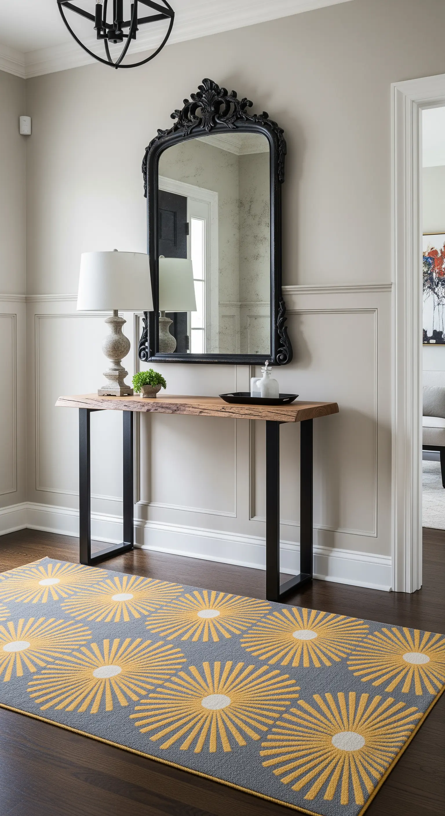 Ingresso con boiserie, specchio nero barocco e tappeto grigio e giallo.