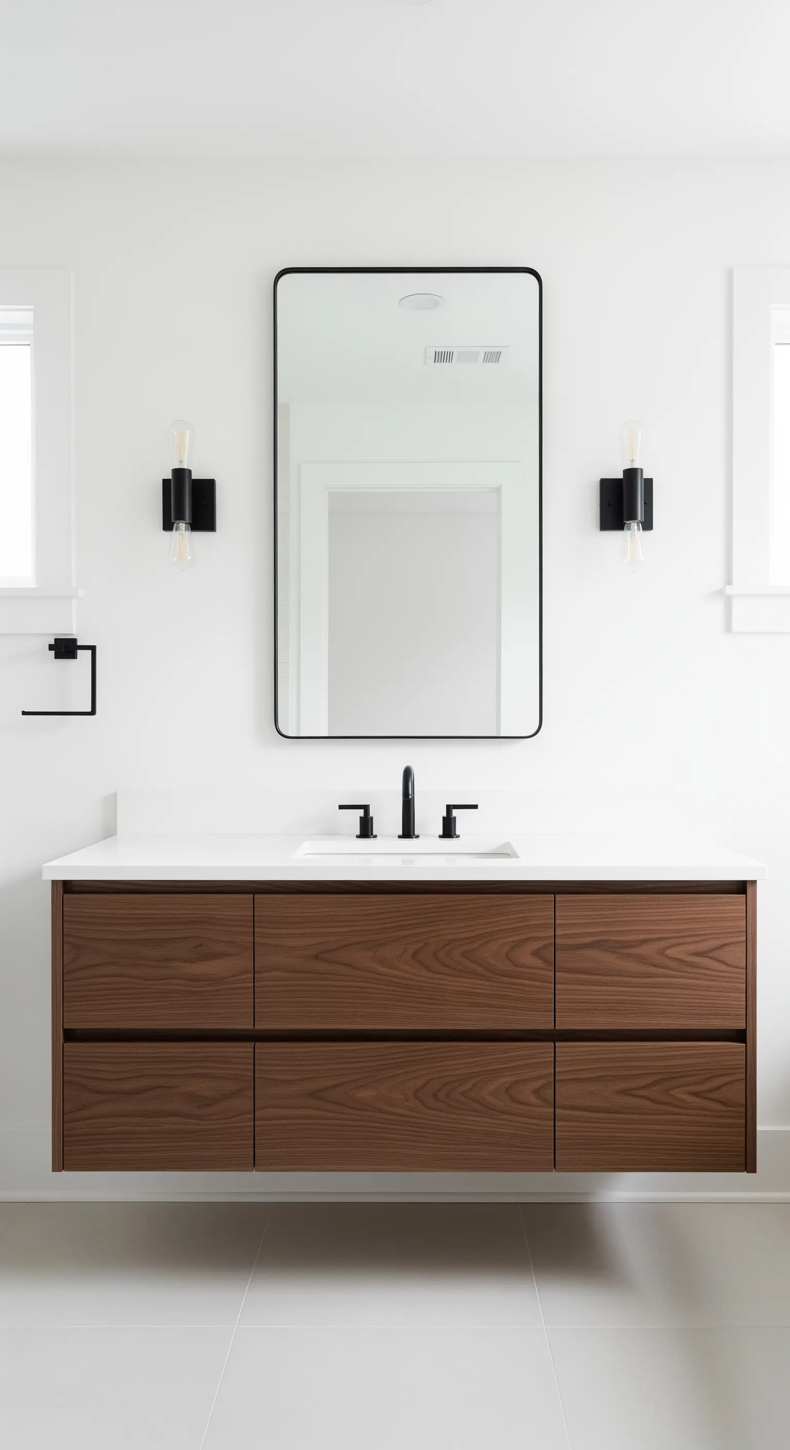 Mobile bagno sospeso in noce con specchio nero a bordi arrotondati.