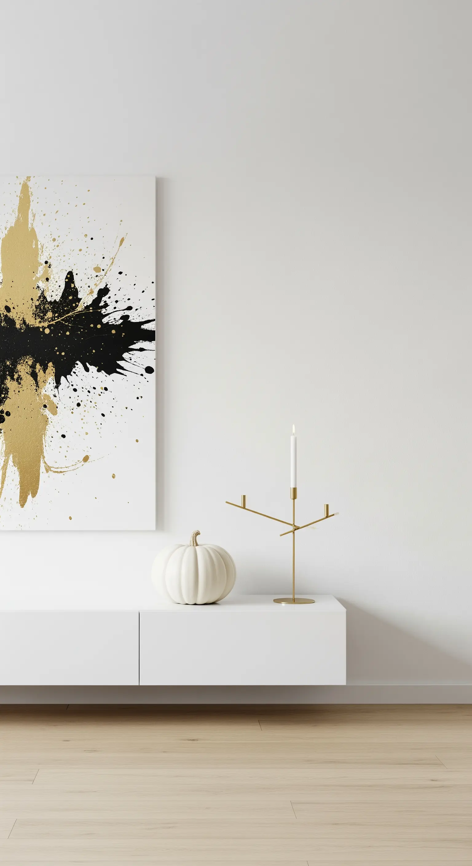 Angolo minimalista con zucca bianca, quadro astratto e candelabro dorato