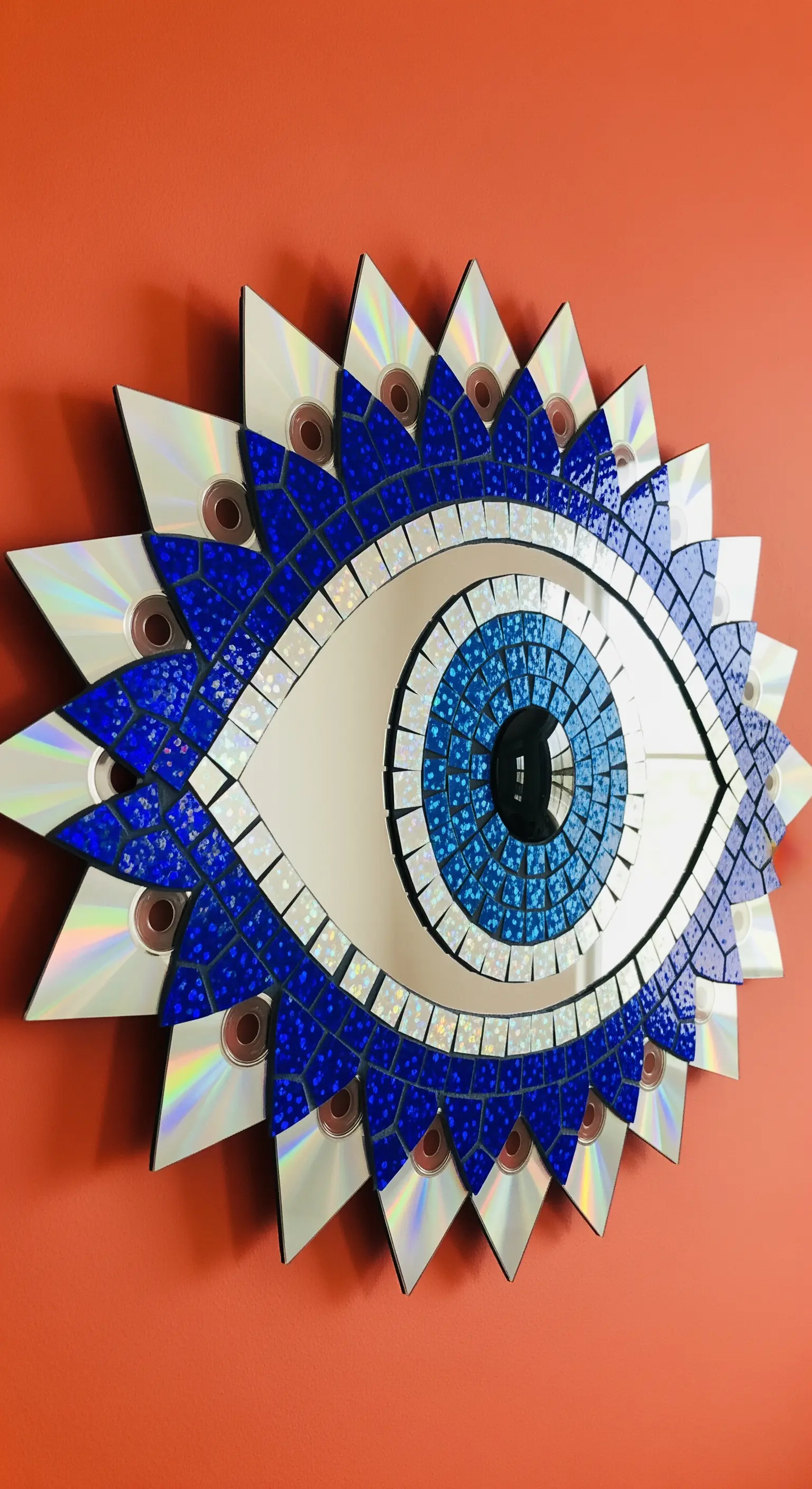 Specchio a forma di occhio di Allah con mosaico blu e ciglia fatte di mezzi CD.
