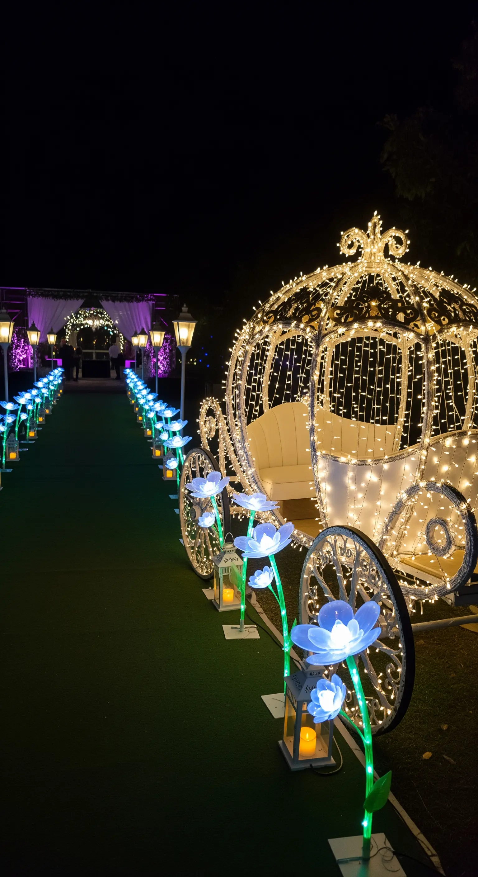 Carrozza di Cenerentola fatta di luci in un giardino di notte, con un sentiero di fiori luminosi.