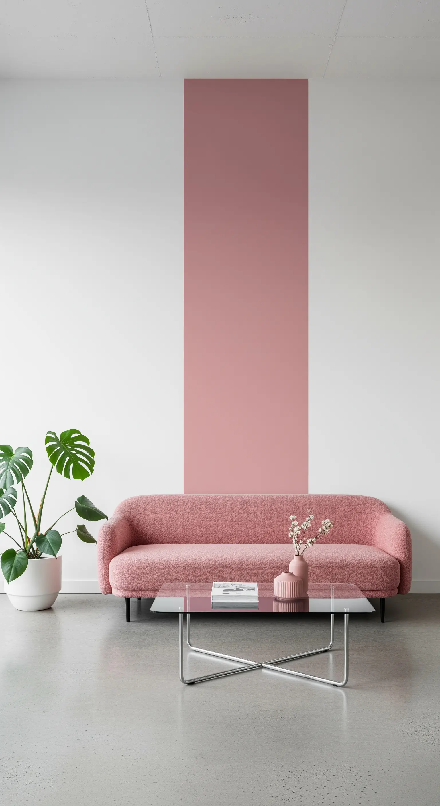 Divano rosa posizionato davanti a una striscia verticale rosa su parete bianca.
