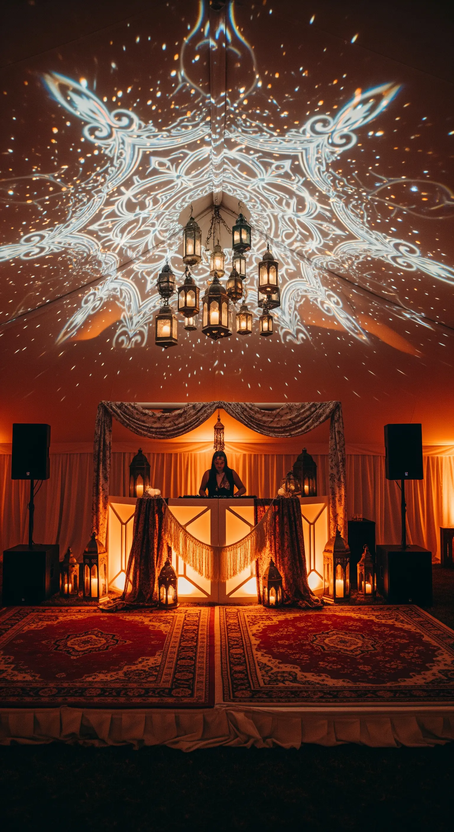 DJ booth in stile marocchino con lanterne, tappeti persiani e proiezioni a soffitto.