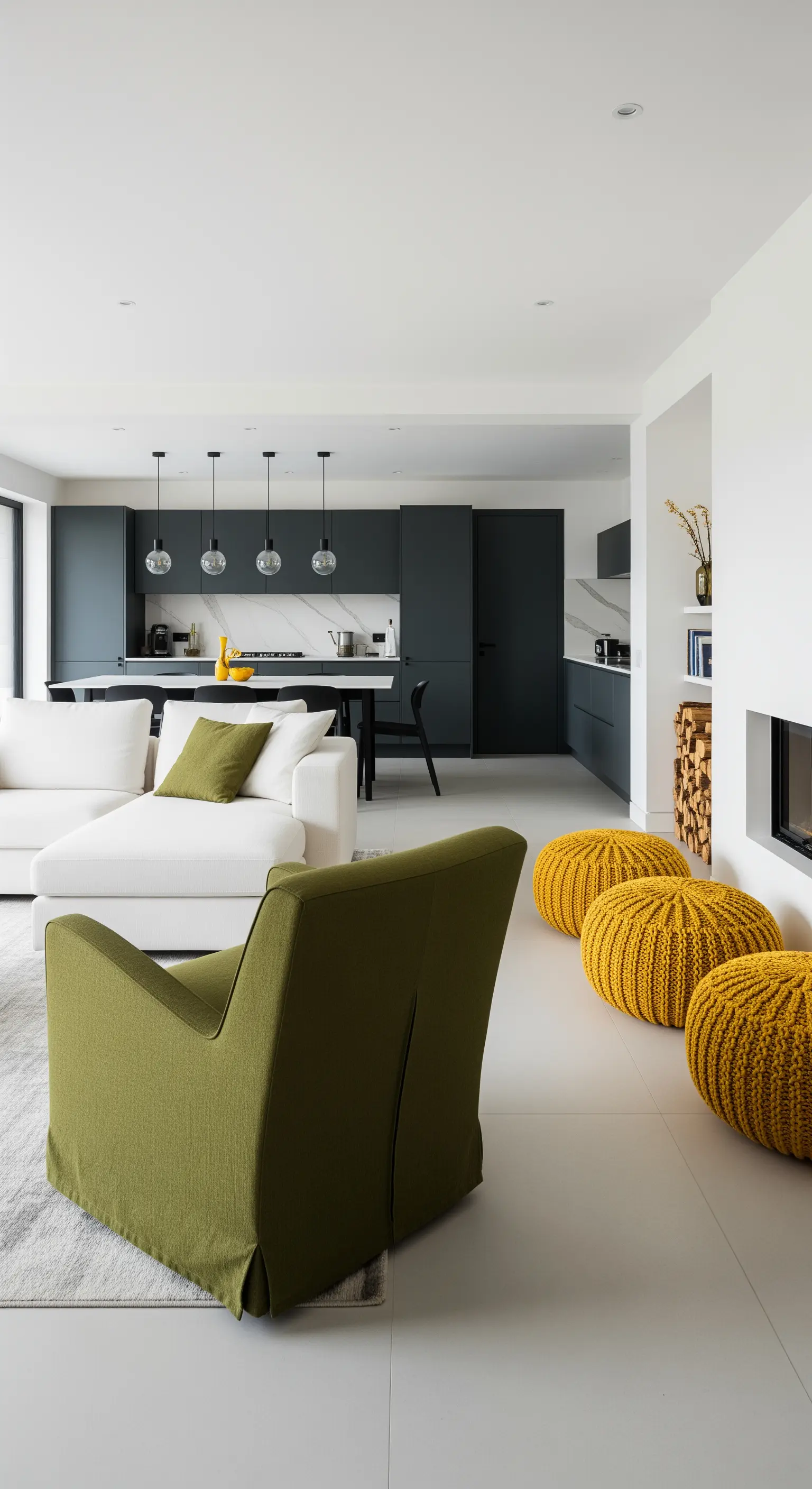 Open space moderno con cucina scura e accenti di colore senape e verde oliva nel soggiorno.
