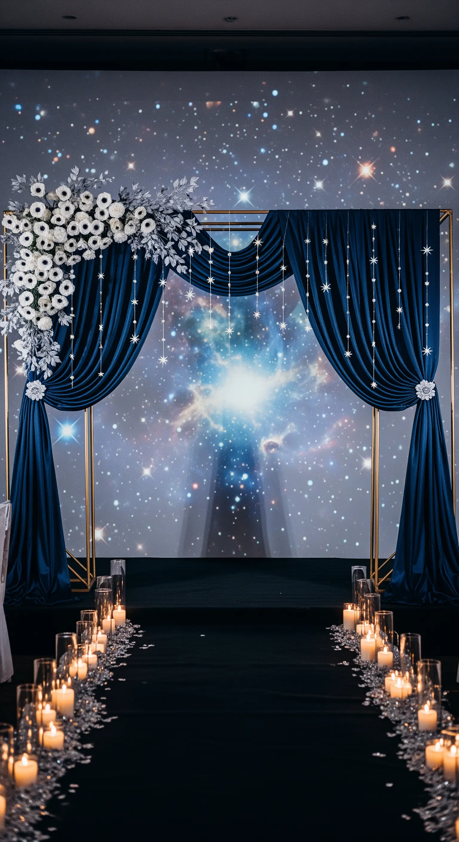 Arco nuziale a tema celestiale con drappi blu velluto, fiori bianchi e sfondo stellato.