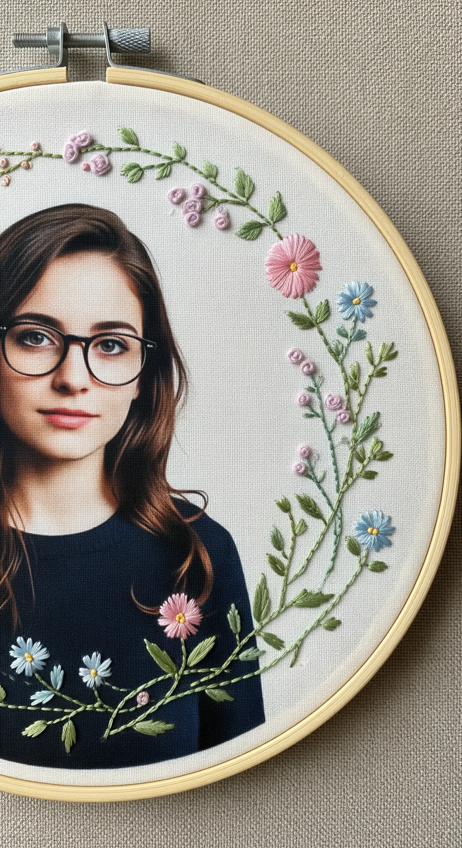Ritratto di donna stampato su tessuto e incorniciato da un telaio, con fiori ricamati a mano.