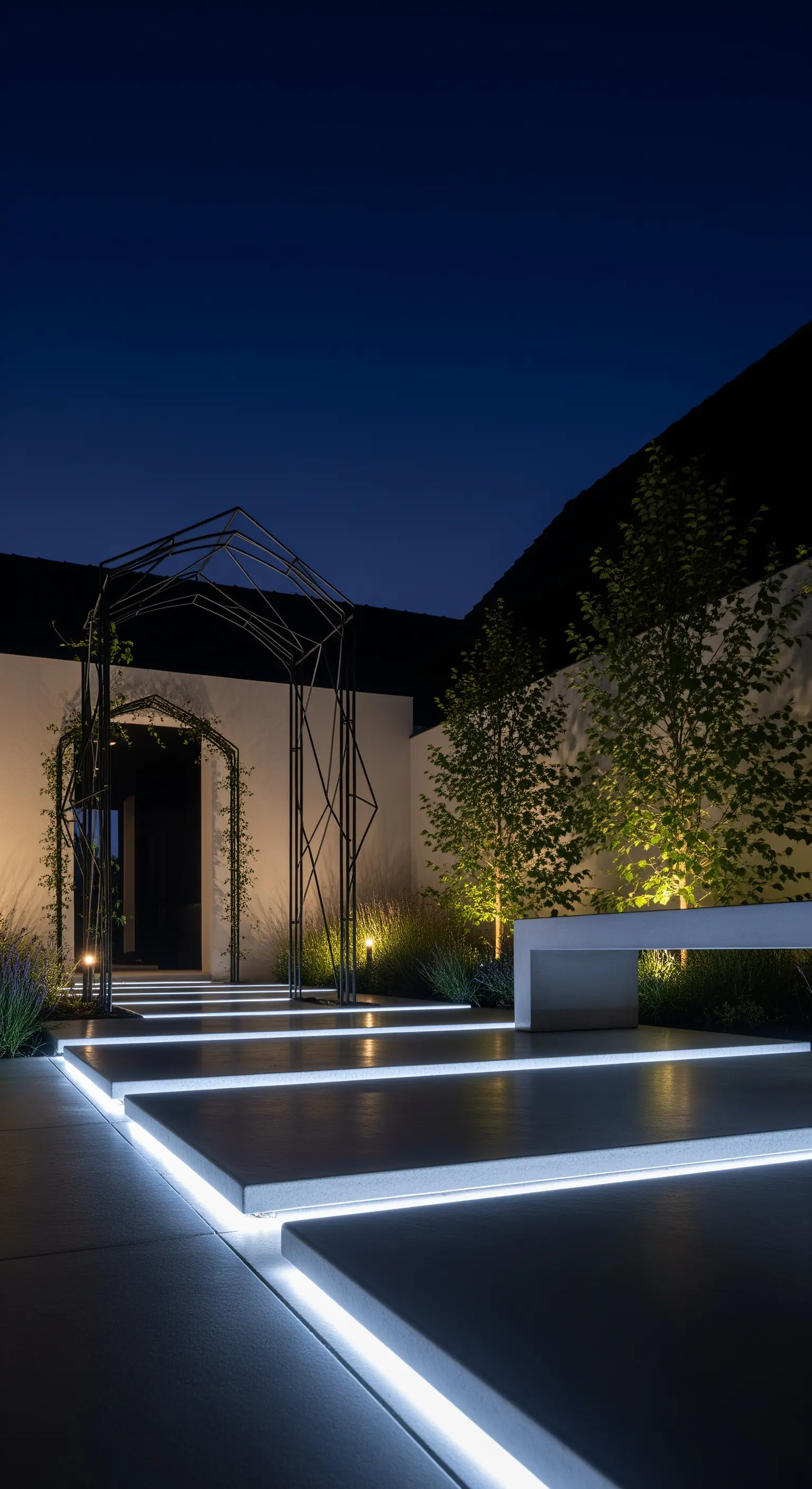 Gradini sospesi in cemento illuminati da strisce LED bianche in un giardino moderno e minimale di notte