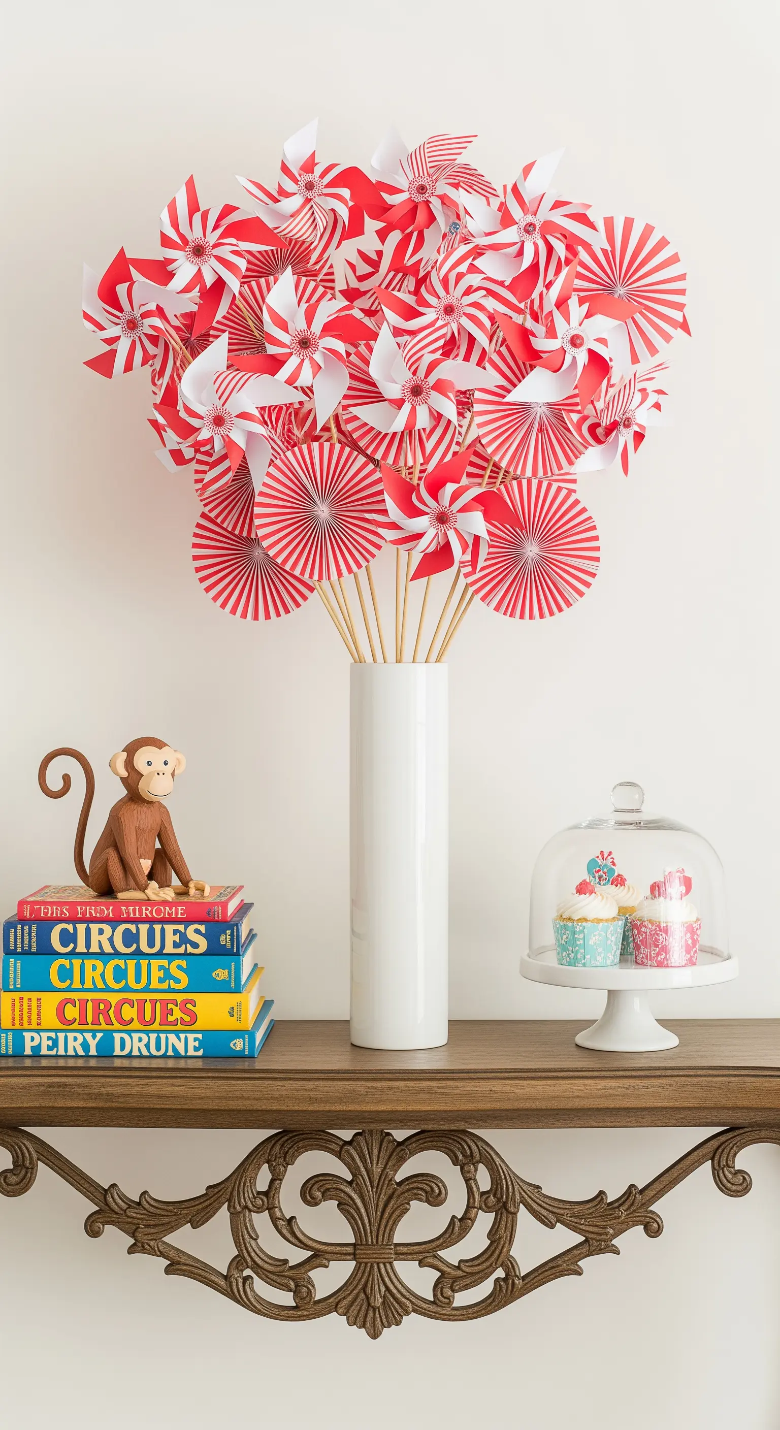 Vaso bianco con un bouquet di girandole di carta a strisce rosse e bianche.