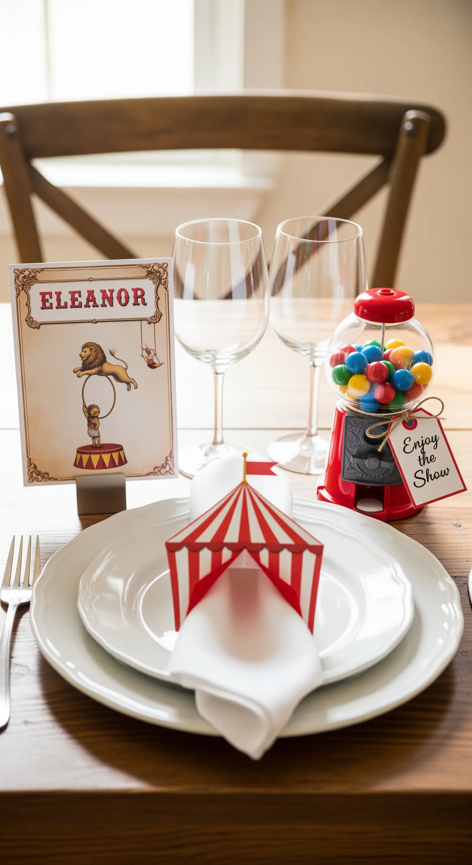 Segnaposto a tema circo con mini distributore di chewing gum e tovagliolo a forma di tendone.