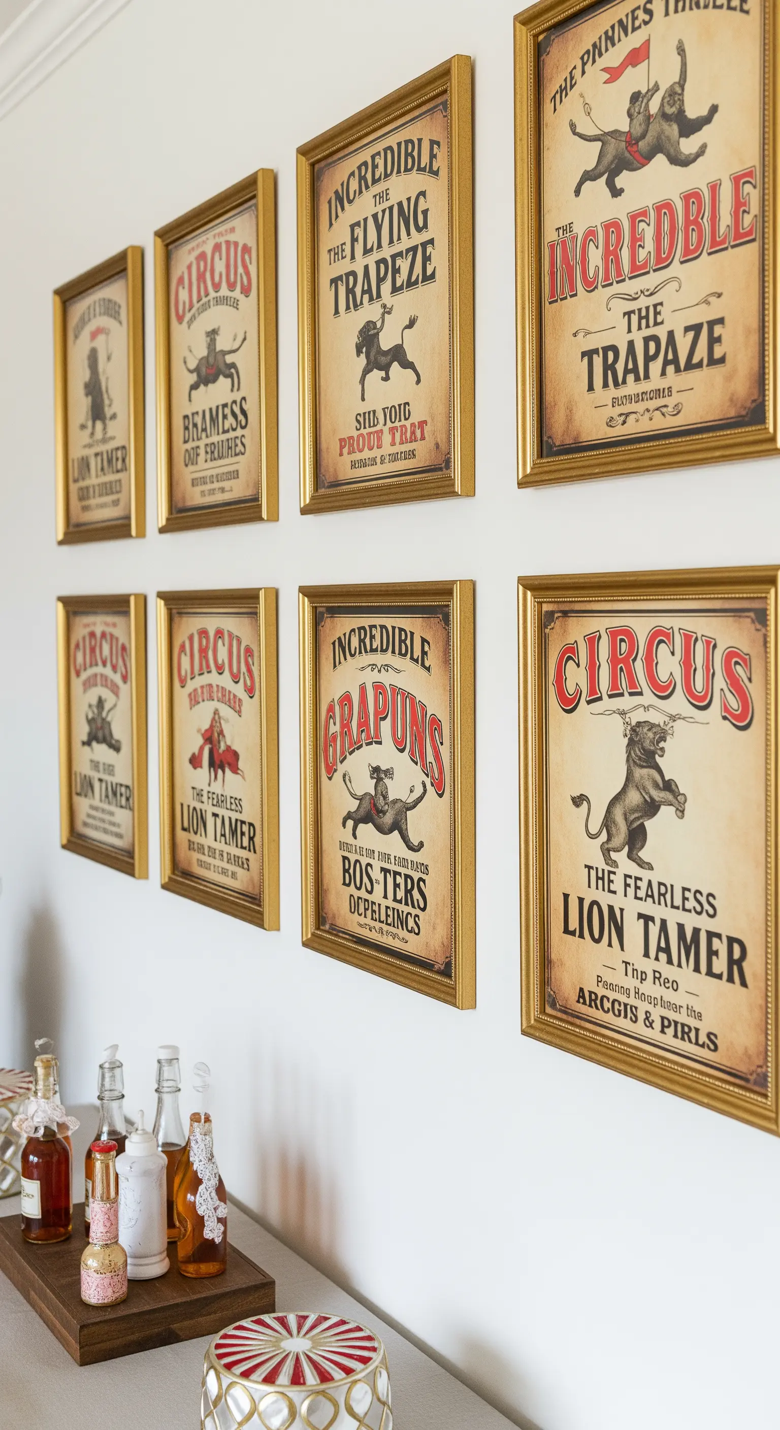 Parete decorata con una galleria di poster da circo vintage incorniciati in oro.